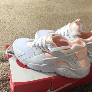 NWT pink and white Nike huaraches